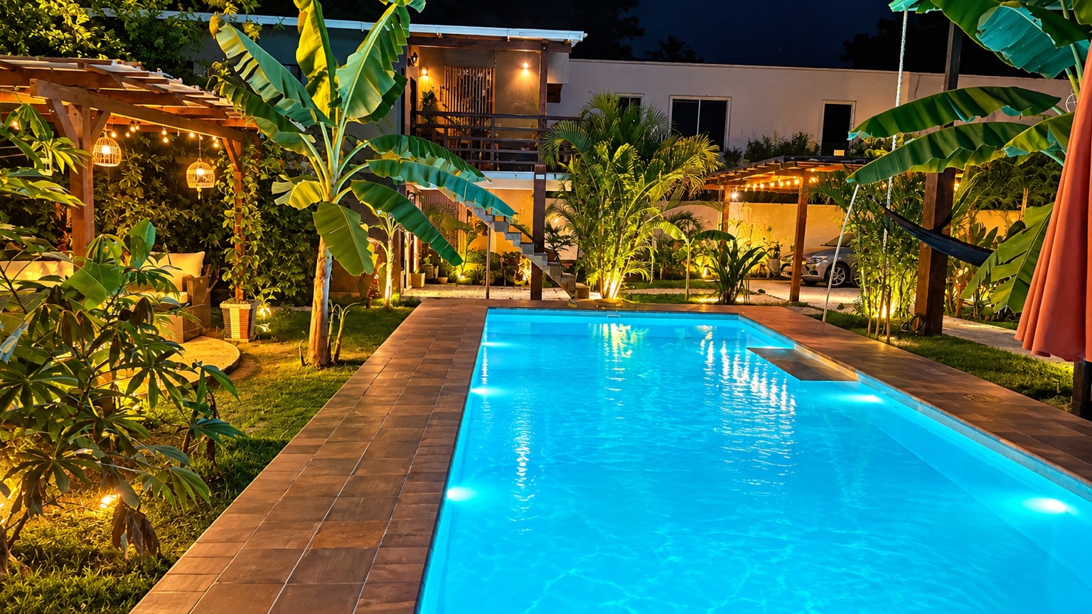 Piscina iluminada para celebraciones al atardecer